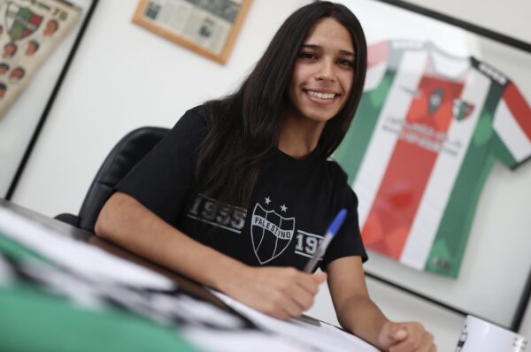 Sabrina Clavijo recibe su primer contrato profesional con Palestino