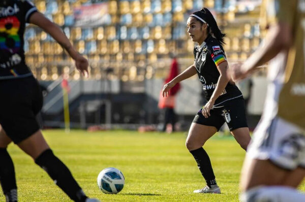 Su Helen Galaz firma su renovación para 2024 con Santiago Morning