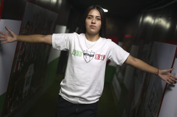 Mariel Pastenes también firma su primer contrato con Palestino