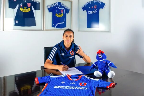 Mariana Morales firma su primer contrato profesional con Universidad de Chile