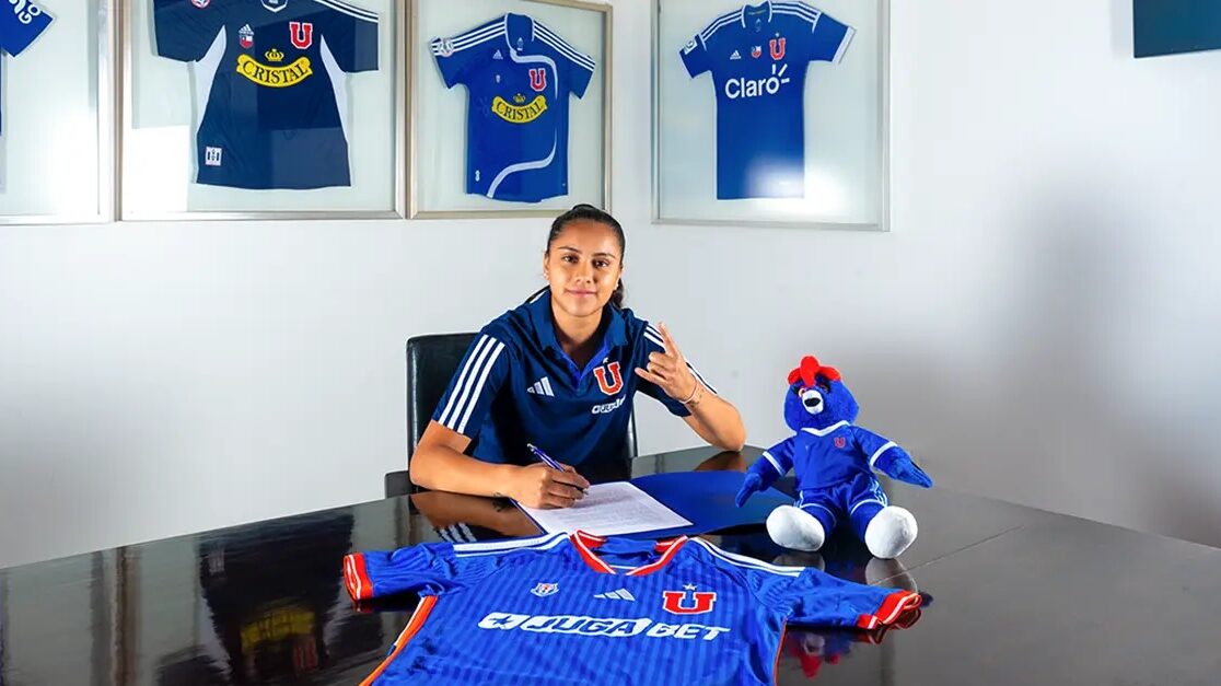 Mariana Morales firma su primer contrato profesional con Universidad de Chile