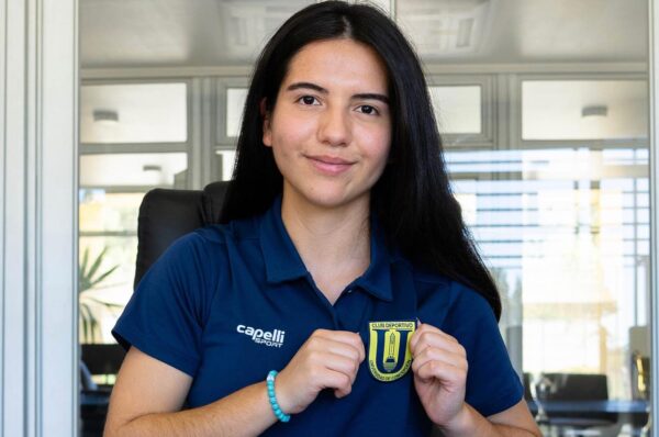 Isidora Sepúlveda firma su primer contrato con Universidad de Concepción