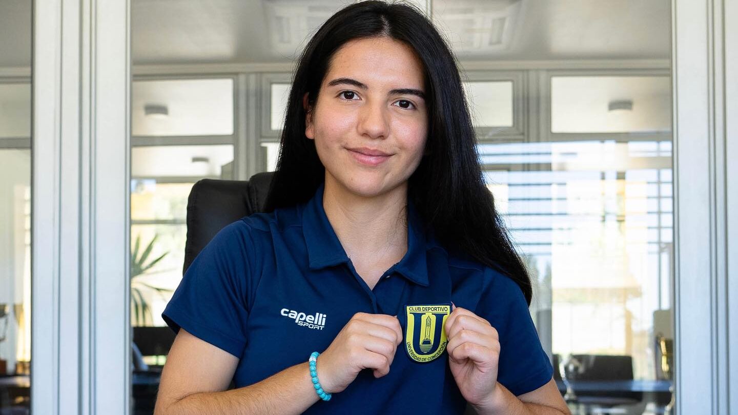 Isidora Sepúlveda firma su primer contrato con Universidad de Concepción