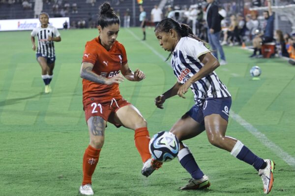 Alianza Lima golea a Universidad Católica en la Noche Blanquiazul