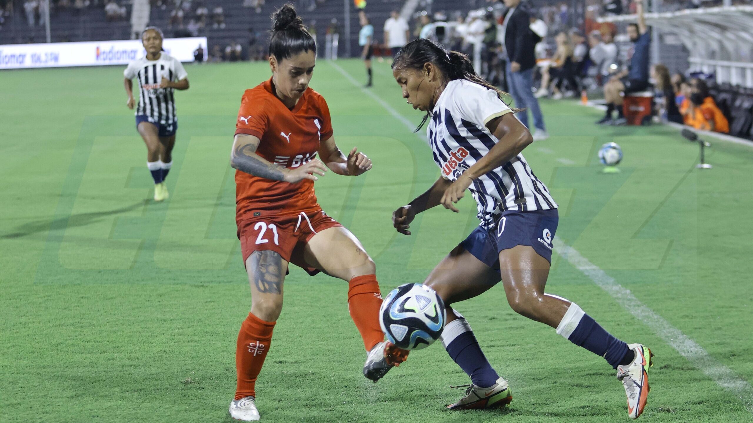 Alianza Lima golea a Universidad Católica en la Noche Blanquiazul