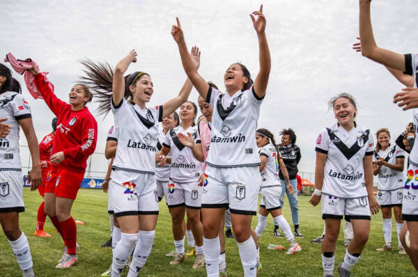 María Salinas confirma su renovación para 2024 con Santiago Morning