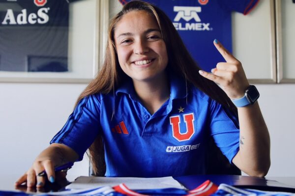 Ignacia Durán firma su primer contrato con Universidad de Chile