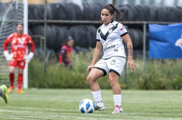 Monserrat Hernández renueva por todo 2024 con Santiago Morning