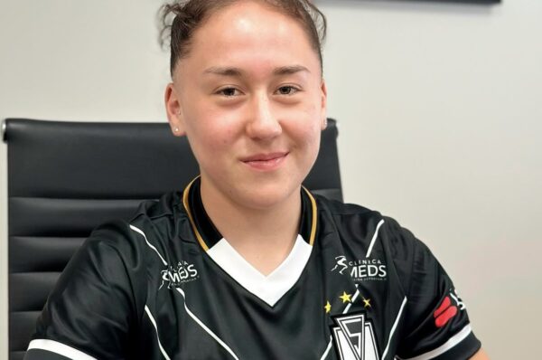 Javiera Henríquez firma su primer contrato con Santiago Morning