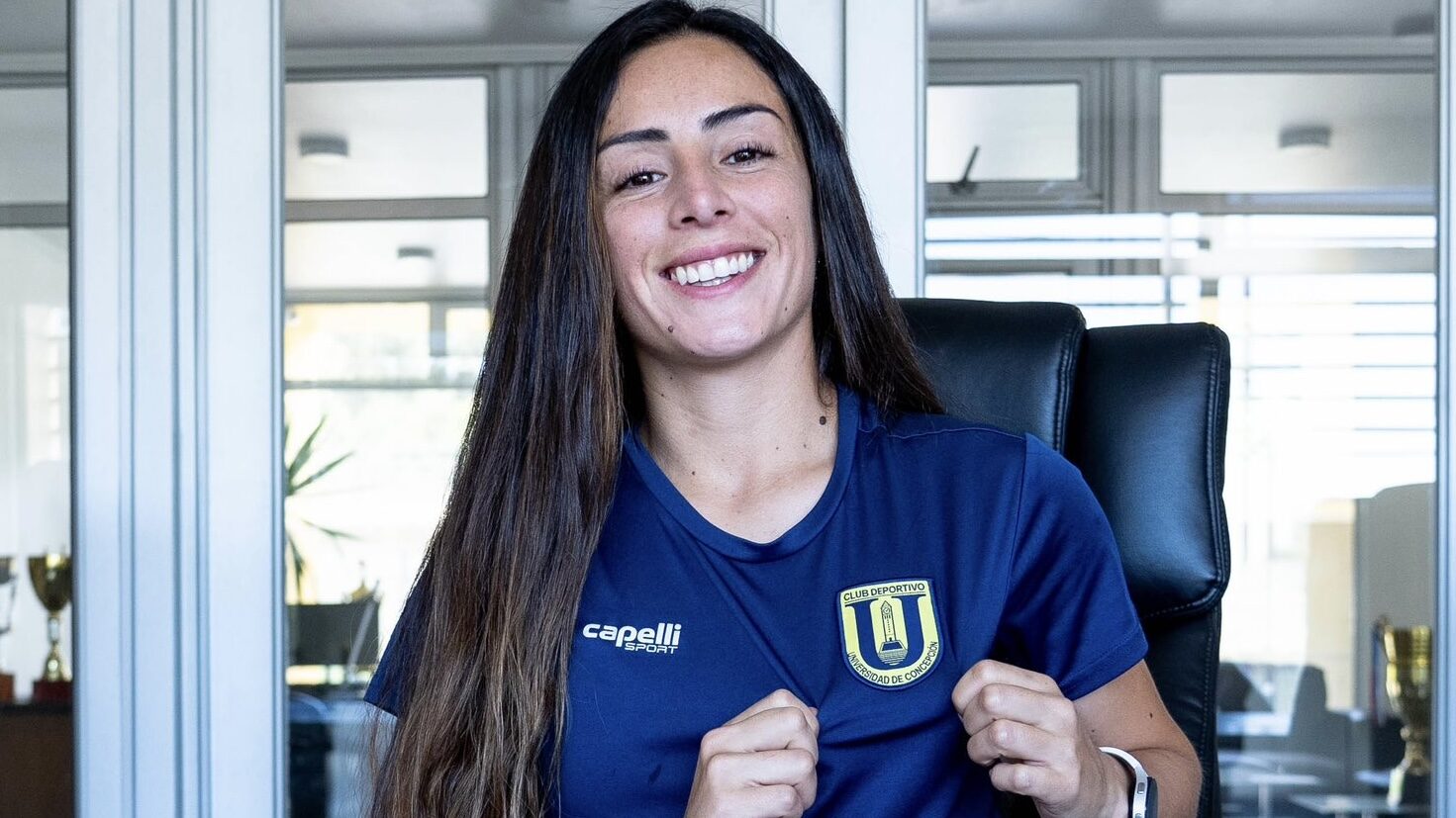 Marinka Huircán firma su primer contrato con Universidad de Concepción