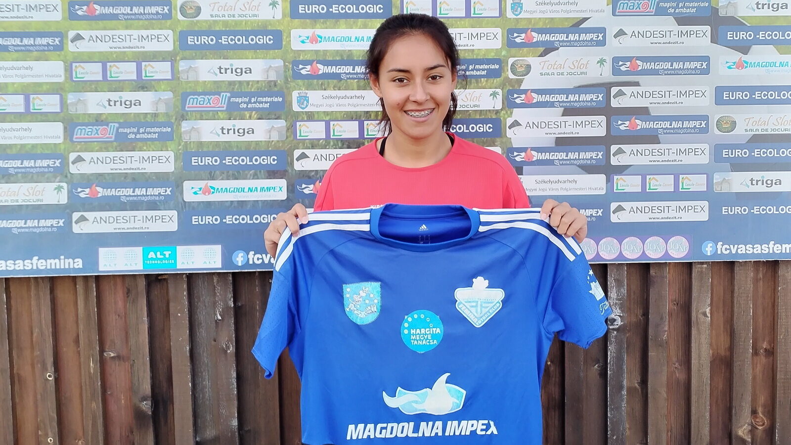 Yanka Cáceres debuta con dos asistencias en Vasas de Rumanía