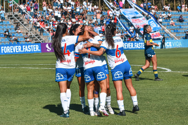 Universidad Católica golea a Everton y rescata su primera victoria
