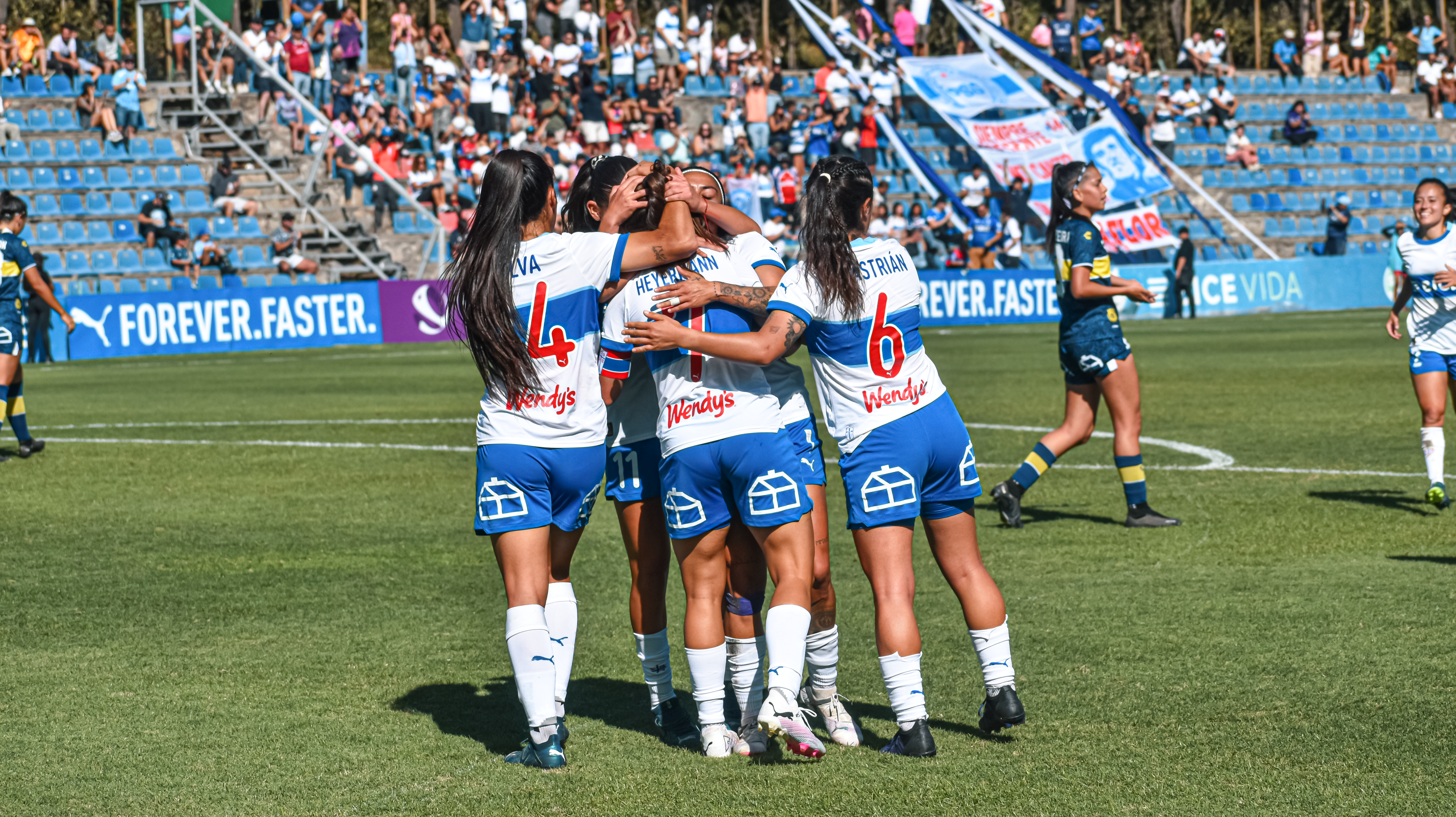 Universidad Católica golea a Everton y rescata su primera victoria