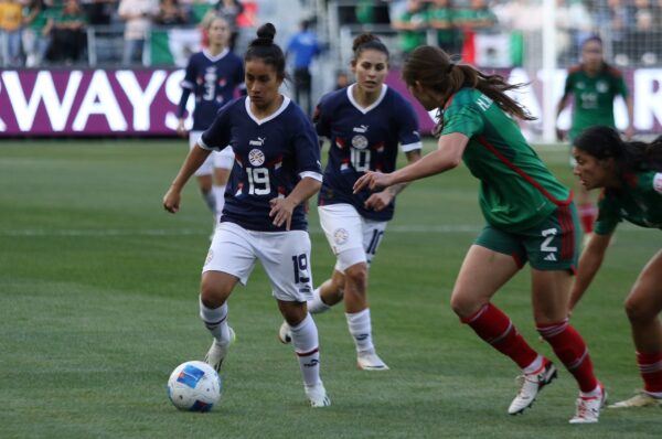 Rebeca Fernández anota en la eliminación de Paraguay en la Copa Oro