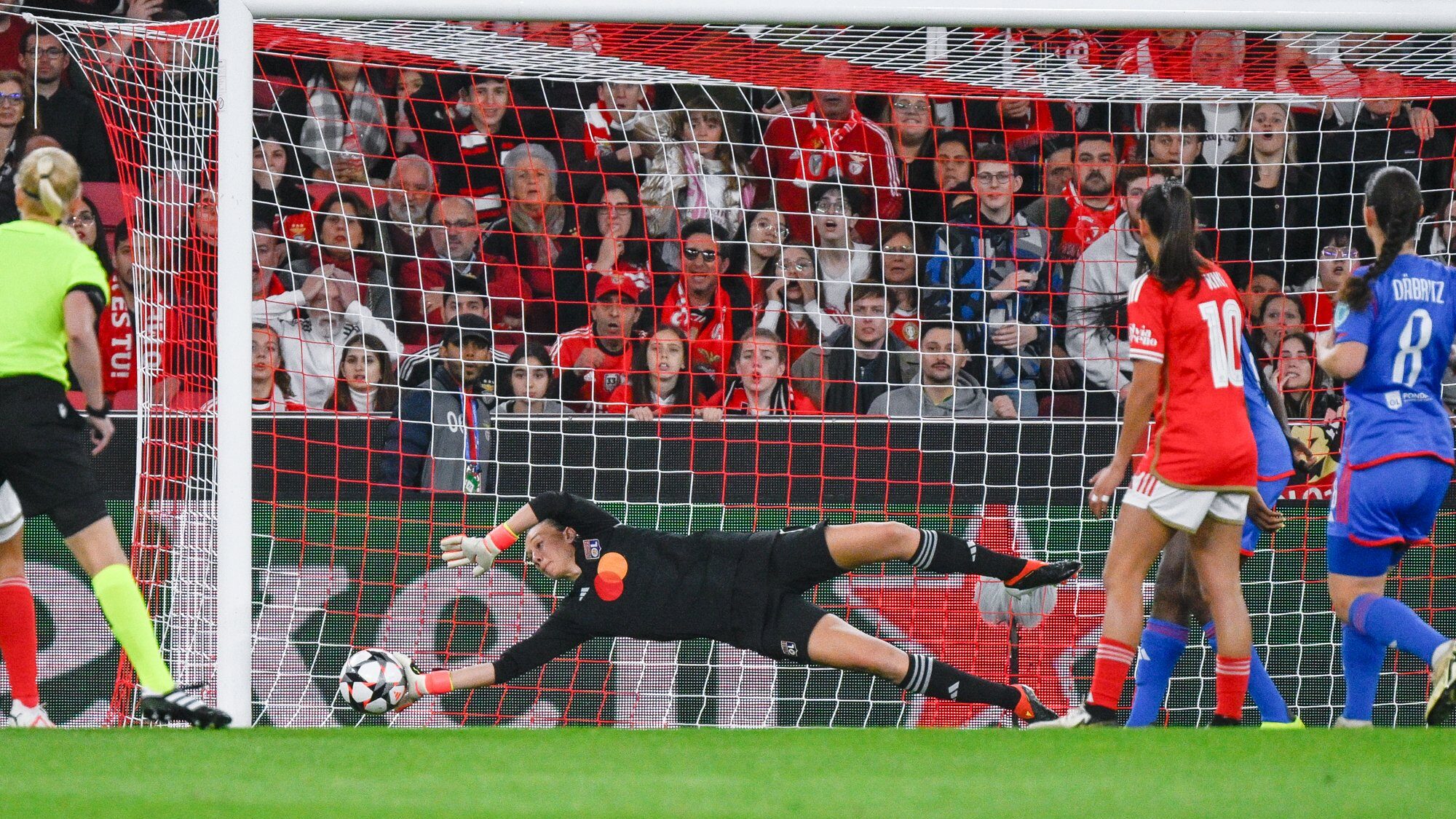 Olympique de Lyon rescata trabajado triunfo ante Benfica por UWCL