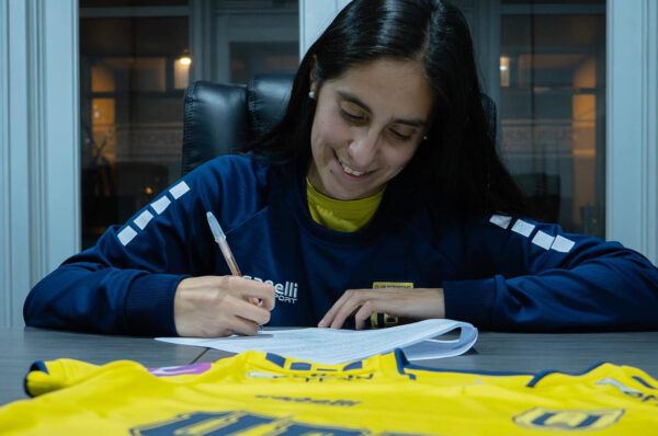 Consuelo Ruiz firma su primer contrato profesional con UdeC