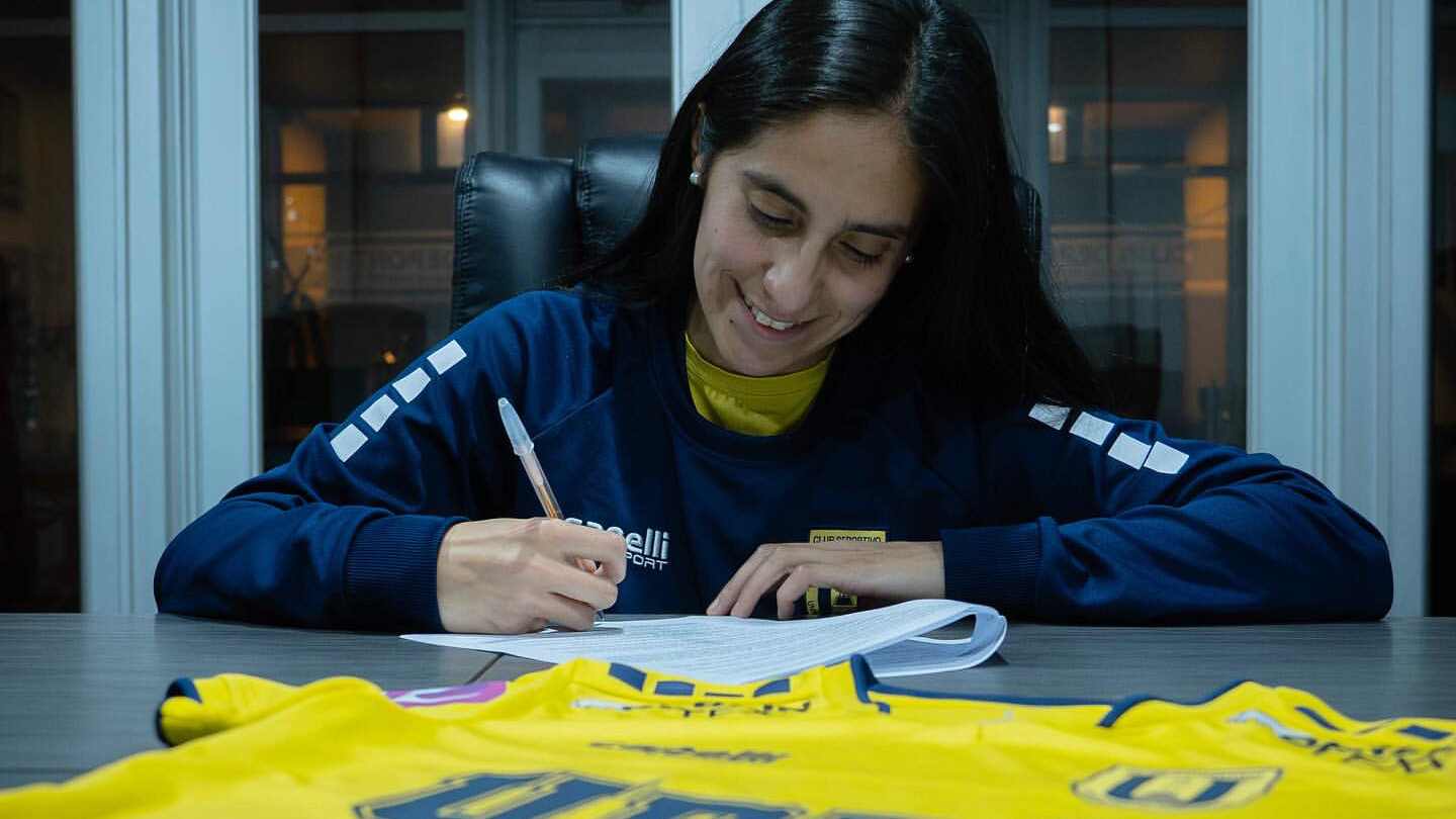 Consuelo Ruiz firma su primer contrato profesional con UdeC