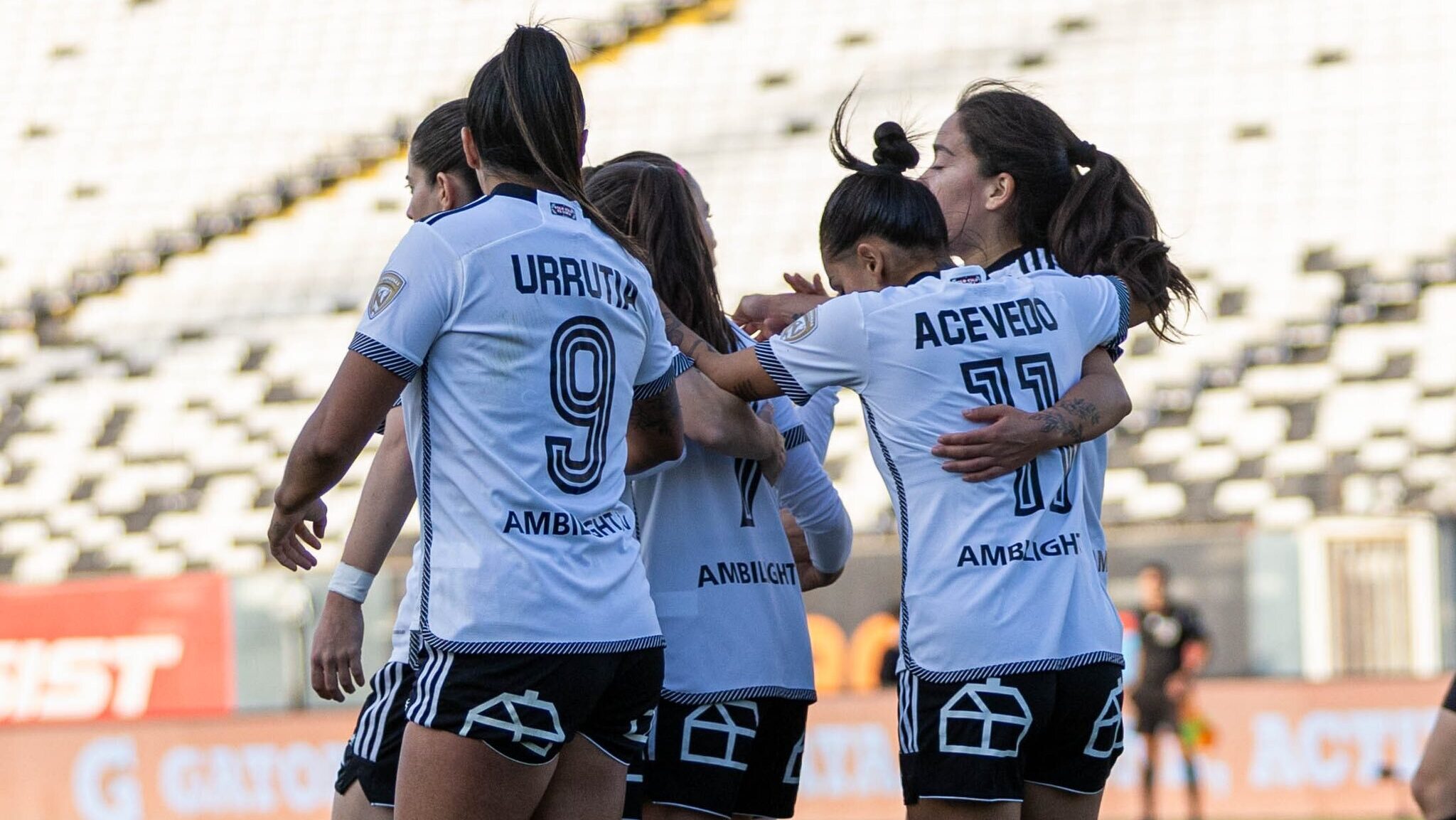 Colo-Colo derrota a Universidad Católica y continúa como líder