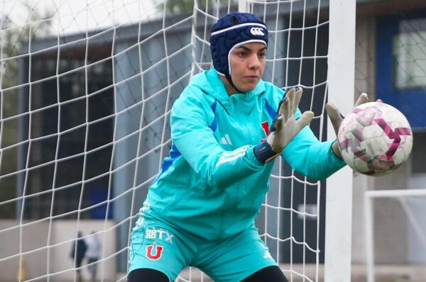 Natalia Campos vuelve a entrenar fútbol tras su cirugía cerebral