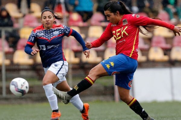 Verónica Riquelme vuelve al fútbol y ficha por Deportes Recoleta