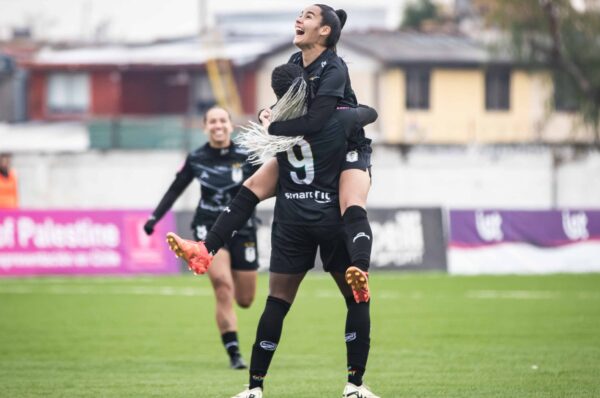 Santiago Morning supera a Palestino y sigue a la caza de las líderes
