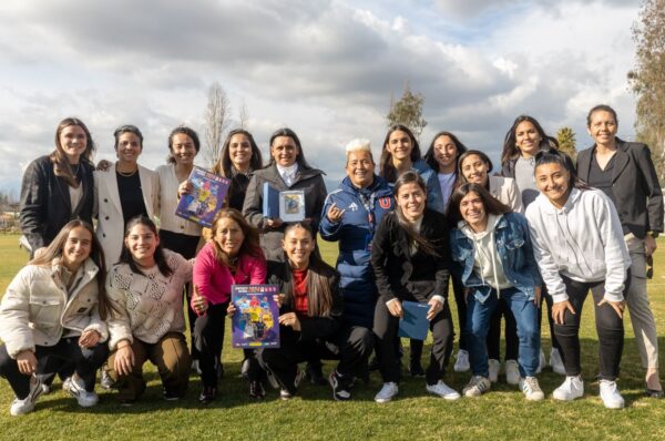 El fútbol femenino se toma el álbum Panini del Campeonato 2024