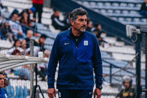 José Letelier es elegido mejor DT de la temporada 2024 en Perú