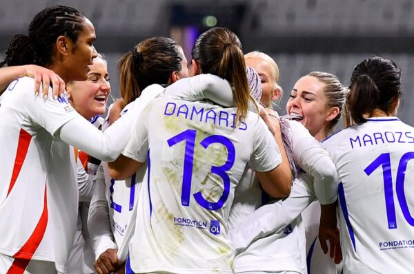 Olympique Lyon vence a Roma y está en cuartos de final de UWCL