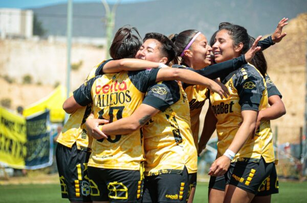 Coquimbo Unido vence a Universidad de Chile y saca la primera ventaja