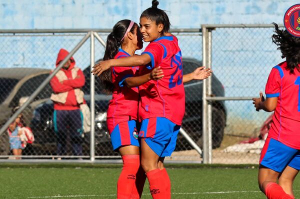 Javiera Roa avanza a semifinales en Guatemala con un hat-trick