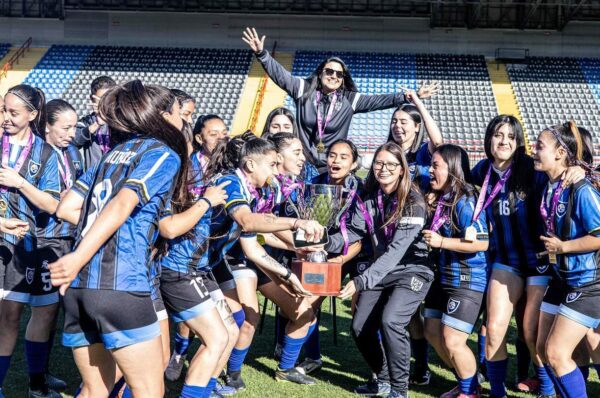 Huachipato recibe la copa de campeón del Ascenso Femenino 2024