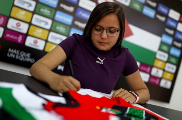 Javiera Silva firma su primer contrato con Palestino para 2025