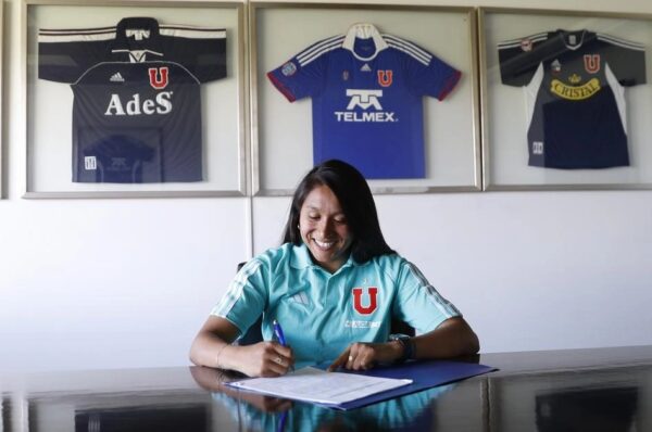 Denisse Orellana firma su renovación con Universidad de Chile