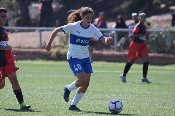 Valentina Peña sella su primer contrato con Universidad Católica