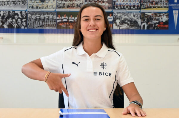 Teresita Barrios firma su primer contrato con Universidad Católica