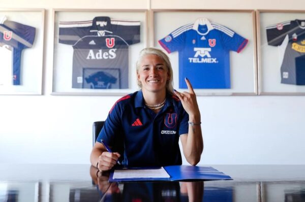 Abigail Chaves sella su renovación con Universidad de Chile