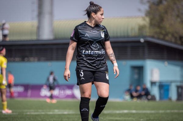 Monserrat Hernández firma su renovación con Santiago Morning