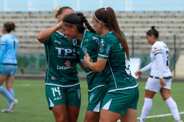 Santiago Wanderers festeja en Concón ante Santiago Morning