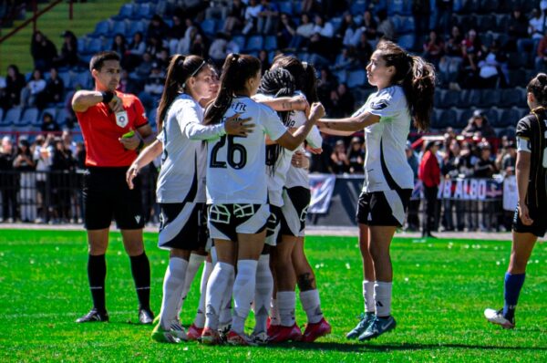 Colo Colo se impone con propiedad a Huachipato en duelo de campeonas