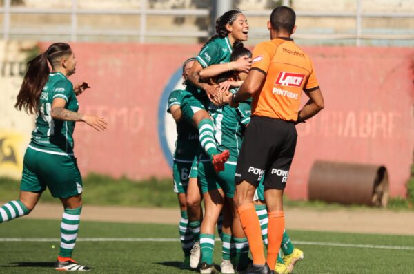 Santiago Wanderers tiñe de verde el Clásico Porteño ante Everton