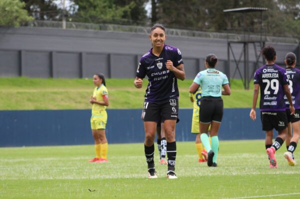 Fernanda Araya sigue en racha en Ecuador y marca un hat-trick