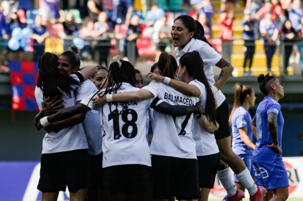 Colo-Colo se impone ante U de Chile y se queda con el Superclásico