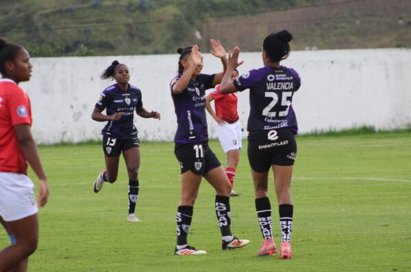 Fernanda Araya continúa en estado de gracia y suma nuevo gol en Ecuador
