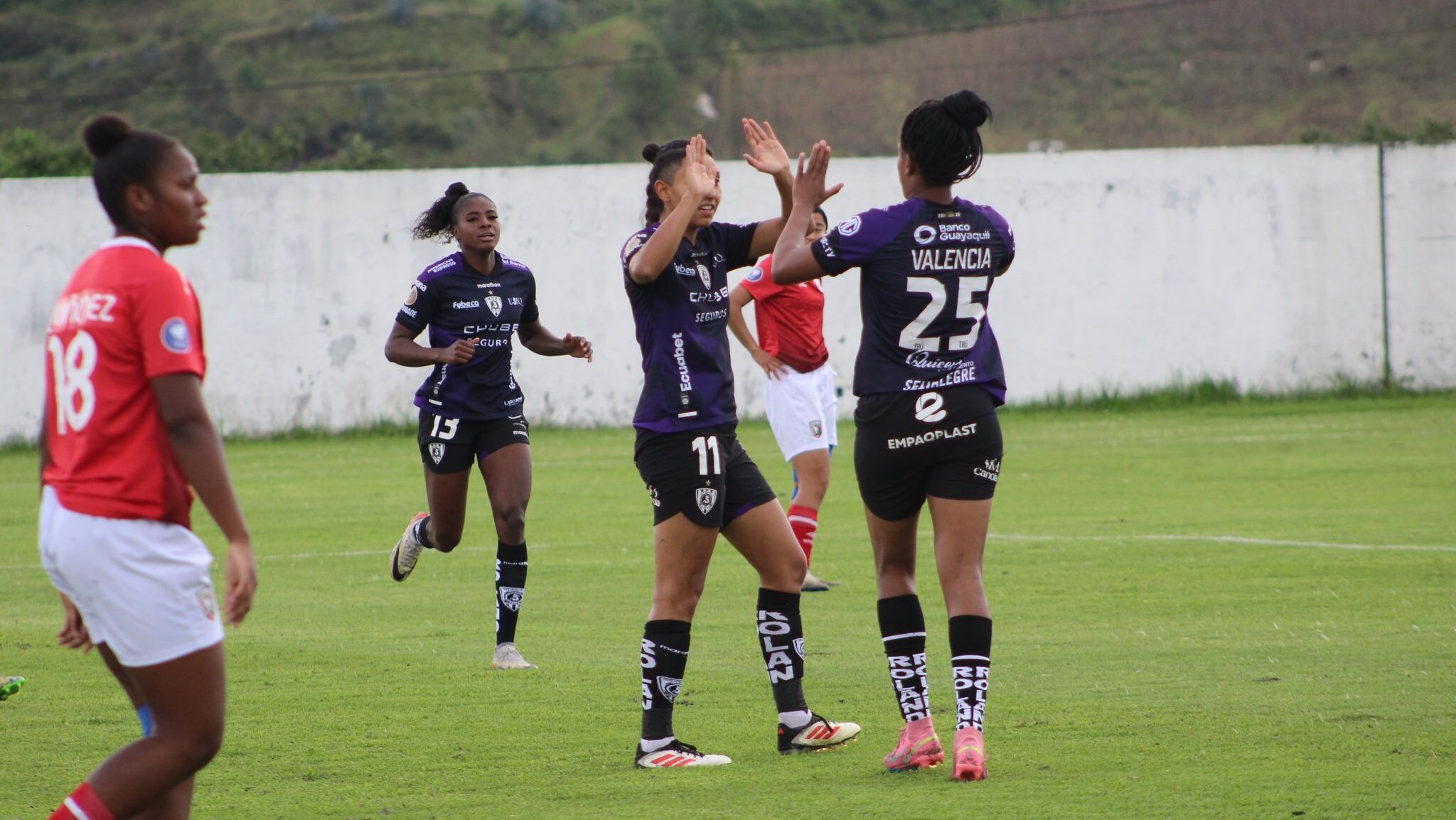 Fernanda Araya continúa en estado de gracia y suma nuevo gol en Ecuador
