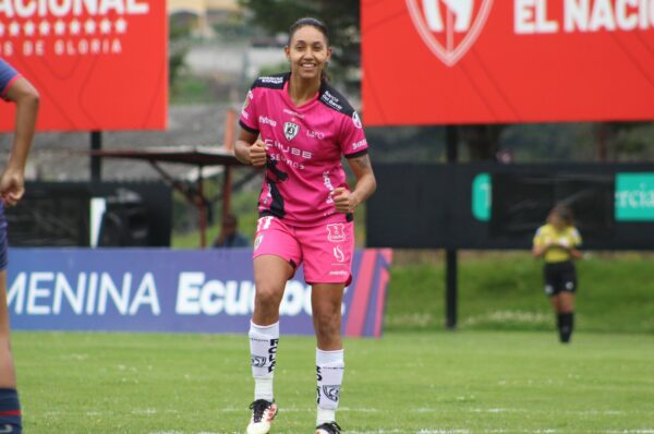 Fernanda Araya continúa inspirada y suma nuevo gol en Ecuador