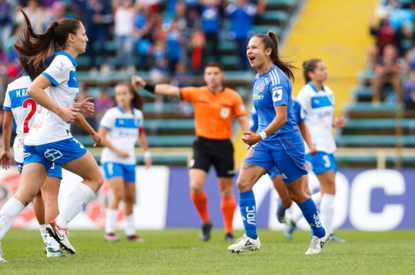 Universidad de Chile tiñe de azul el clásico ante la UC