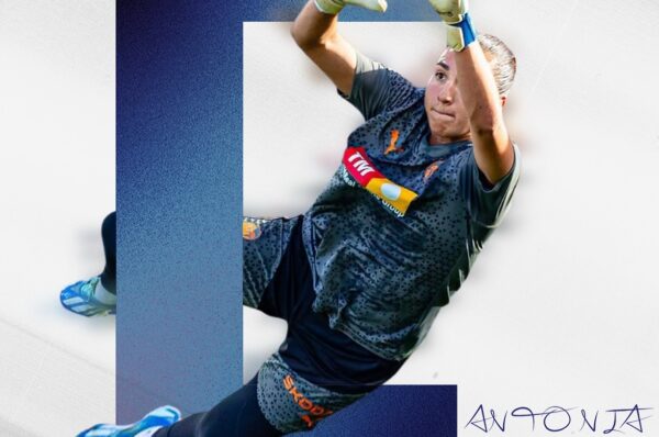 Antonia Canales es presentada como fichaje de Levante Badalona