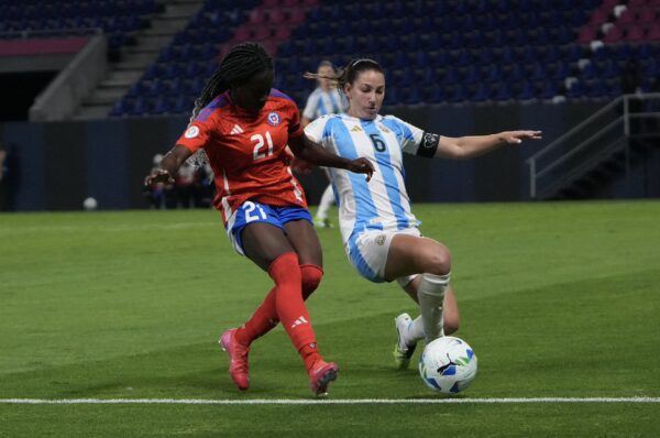 Argentina supera en la agonía a Chile en la Copa América 2025