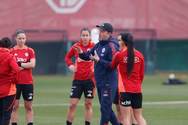 Luis Mena anticipa el amistoso de La Roja ante Bolivia y la baja de Millaray Cortés