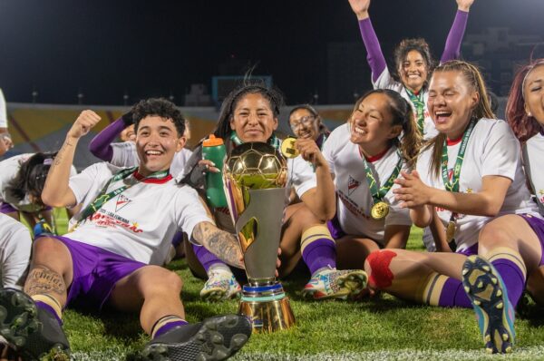 Mati Molina alza el título de campeón con Always Ready en Bolivia